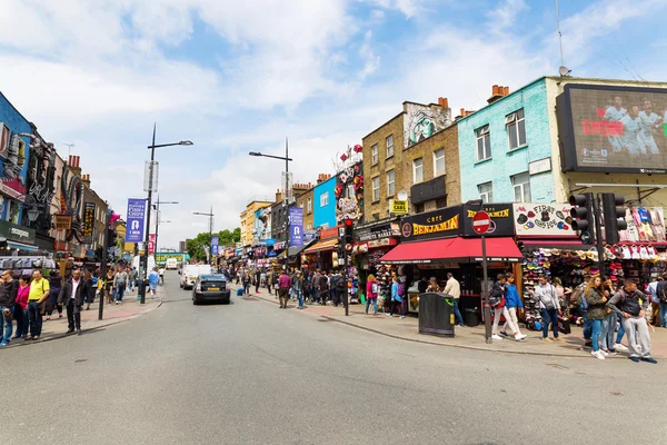 Rua comercial em Camden, Londres, Reino Unido — Fotografia de Stock