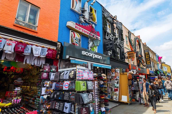 Shoppinggata i Camden, London, Storbritannien — Stockfoto
