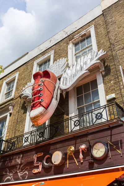 Shopping street en Camden, Londres, Reino Unido — Foto de Stock