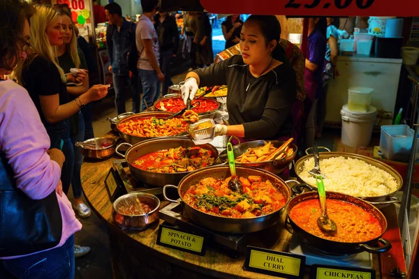 Élelmiszer-istálló, a Camden Market, London, Egyesült Királyság — Stock Fotó