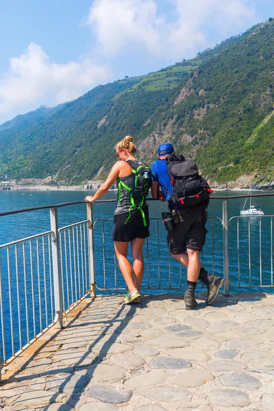 Cinqueterre sahilinde duran yürüyüş çift, İtalya — Stok fotoğraf