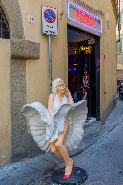 Marilyn Monroe skulptur framför en spelhall i Florens. Monroe var skådespelerska och modell, hon var en av de mest populära sex symbolerna av 1950-talet — Stockfoto