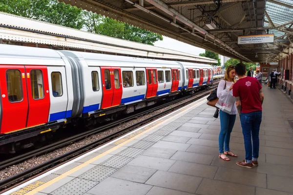 Estação de metrô elevada em Londres, Reino Unido — Fotografia de Stock