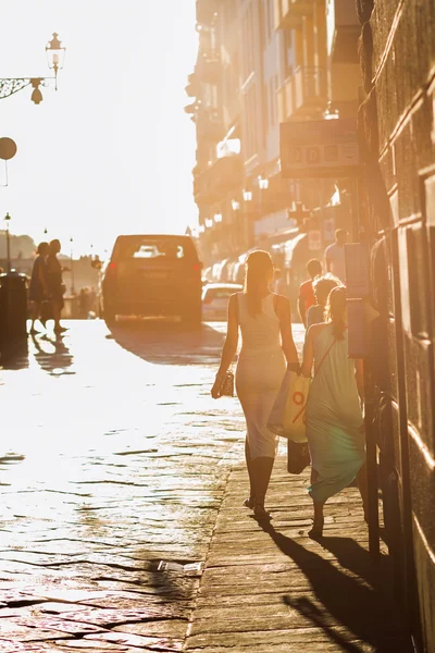 Shopping kvinnor i Florens, Italien — Stockfoto