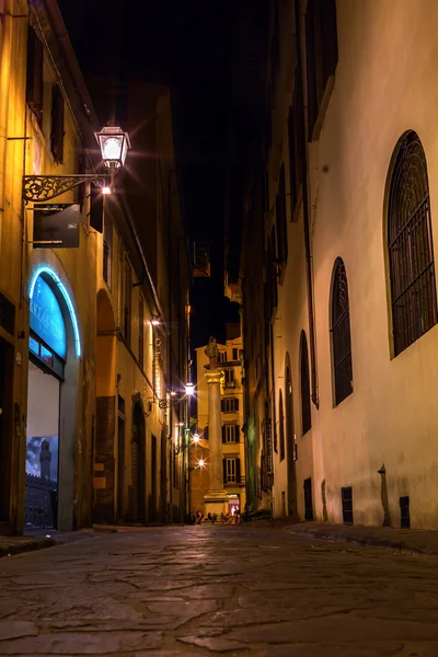 Callejón en Florencia, Italia, por la noche — Foto de Stock