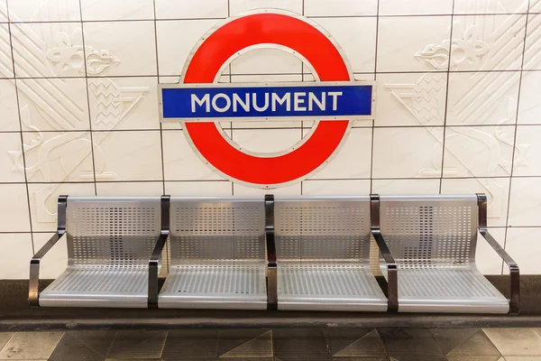 Londres, Reino Unido - 16 de junho de 2016: logo de uma estação de metrô em Londres. O metrô de Londres é o mais antigo subterrâneo do mundo . — Fotografia de Stock