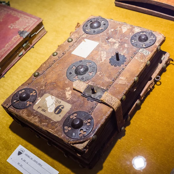 Libro antico nel museo del Duomo di Siena — Foto Stock