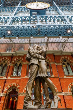 Londra, İngiltere'de St. Pancras istasyonunda heykeli