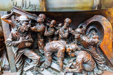 St. Pancras istasyonunda bir heykelinin soket