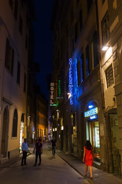 Escena de la calle en el casco antiguo de Florencia por la noche — Foto de Stock