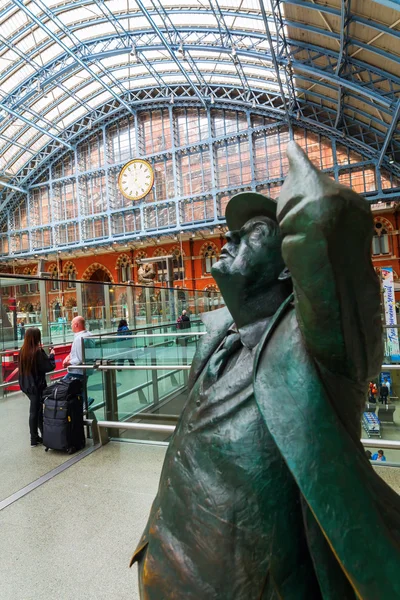 Estatua de Sir Betjeman en la estación de St. Pancras — Foto de Stock