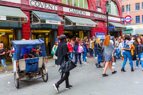 Ulicy sceny w Covent Garden, Londyn, Wielka Brytania — Zdjęcie stockowe