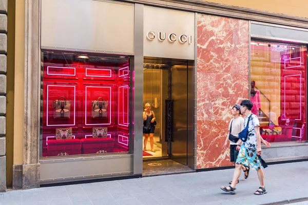 Gucci obchod v centru města Florencie — Stock fotografie