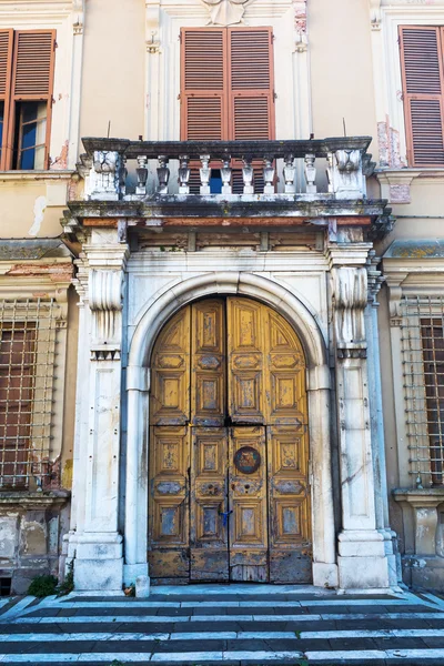 Staré dveře zkažená domu v Lucca — Stock fotografie