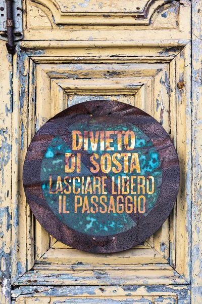 Decayed prohibition sign on an Italian house door — Stock Photo, Image