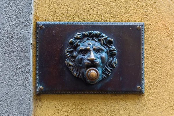 Antique doorbell with lion head — Stock Photo, Image