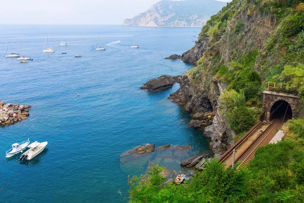 Spoorweg tunnel op de kust van Vernazza — Stockfoto