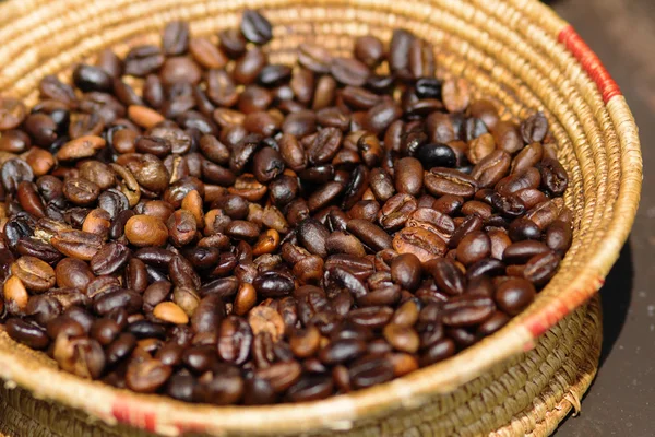 Granos de café en un tazón — Foto de Stock