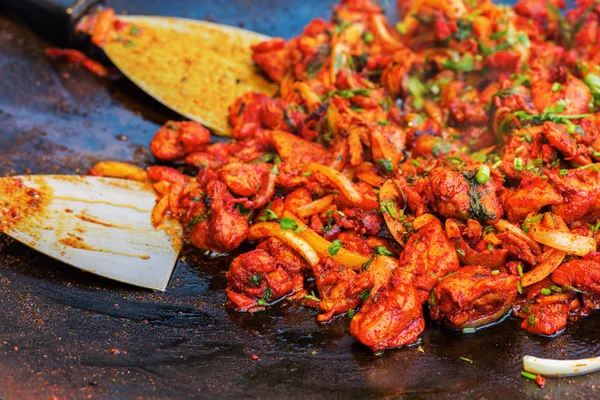 Frittura di carne in una padella grande — Foto Stock