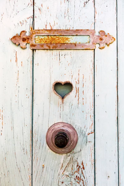 Old door with mail slot and heart — Stock Photo, Image