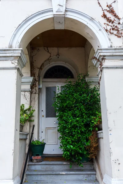 Gammal förfallen villa i London — Stockfoto