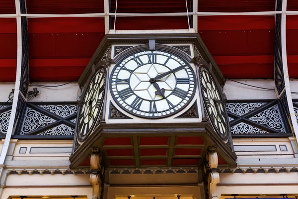 Klok op het King's Cross station in Londen — Stockfoto