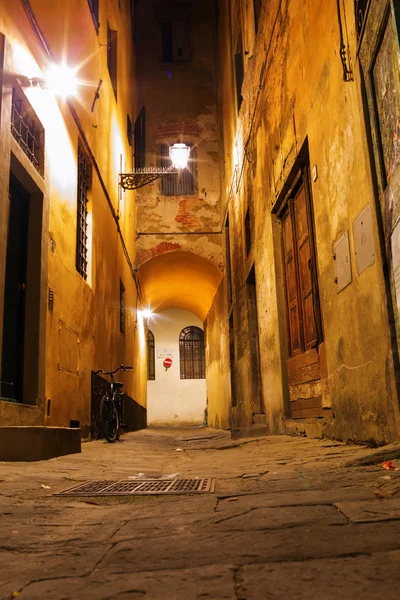 Alley in de oude stad van Florence — Stockfoto