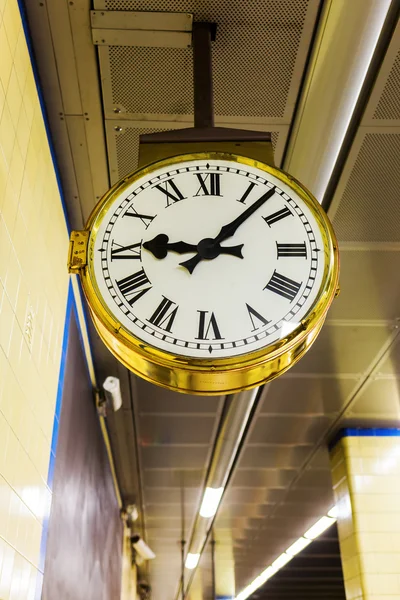 Relógio antigo em uma estação de metrô — Fotografia de Stock