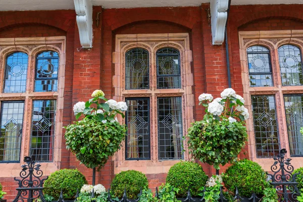 Красиво оформлений паркан у Кенсингтоні, Лондон — стокове фото