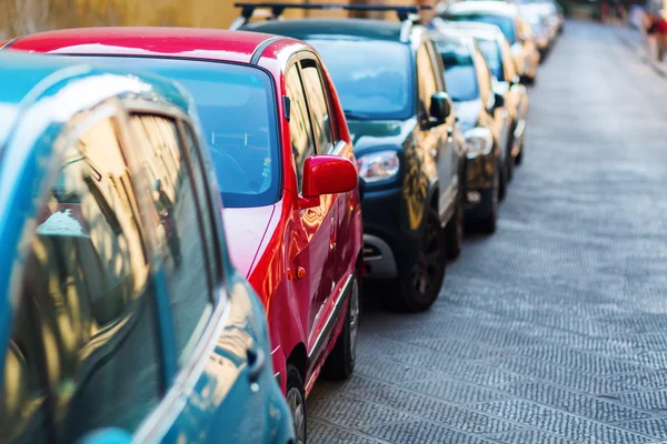 Bilar parkerade längs vägen — Stockfoto