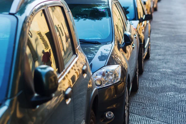 Carros estacionados ao longo da estrada — Fotografia de Stock