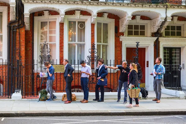 Ludzie w ambasadzie Azerbejdżanu w Londynie — Zdjęcie stockowe