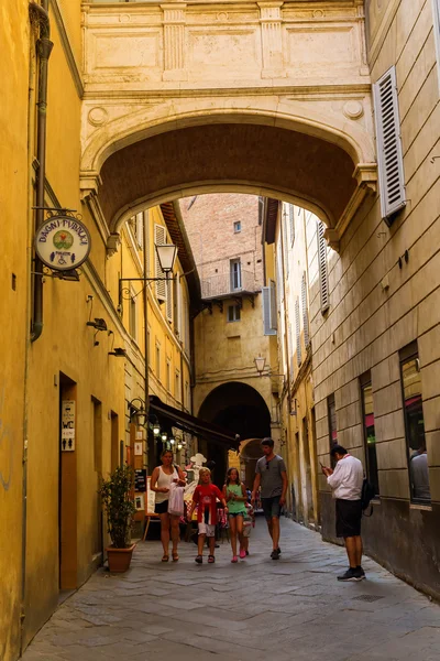 Gatuscen i Sienas gamla stadsdel — Stockfoto