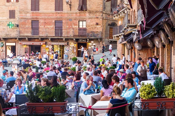 Рестораны на площади Пьяцца дель Кампо в Сиене — стоковое фото