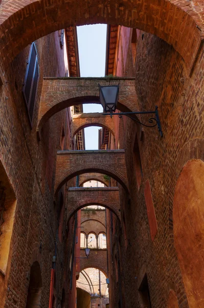 Steegje met bogen in Siena — Stockfoto