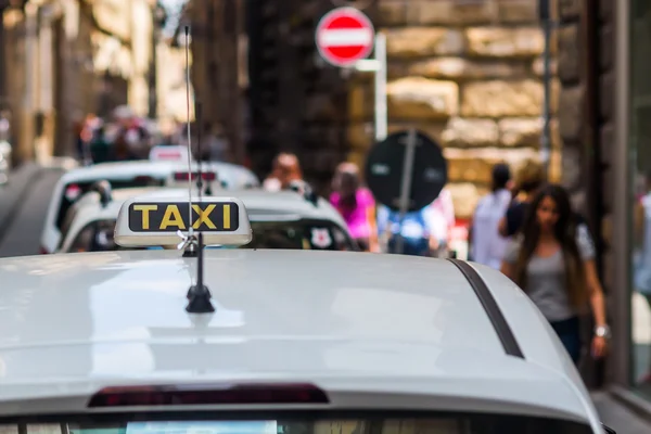 Floransa, İtalya'nın eski şehirde taksi — Stok fotoğraf