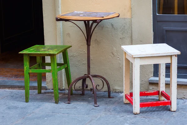 Mesa e cadeiras de um pequeno café em Florença — Fotografia de Stock