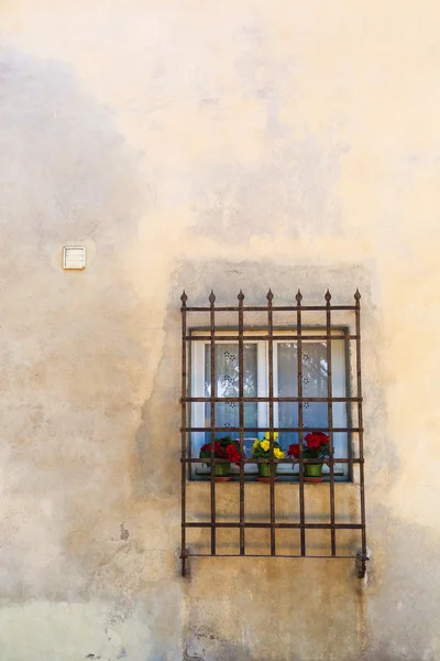 Fönster på ett hus i Italien — Stockfoto