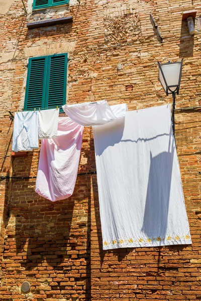 Tvätt på ett gammalt hus i Siena — Stockfoto