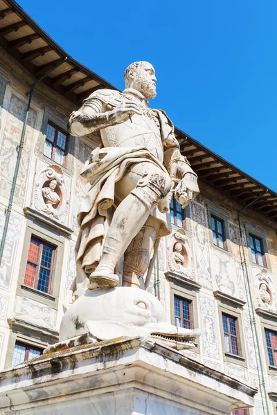 Pomnik przed Palazzo della Carovana — Zdjęcie stockowe