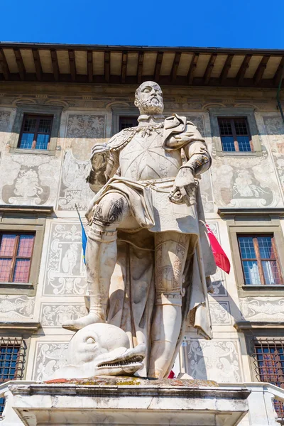 Statue in front of the Palazzo della Carovana — Stock Photo, Image