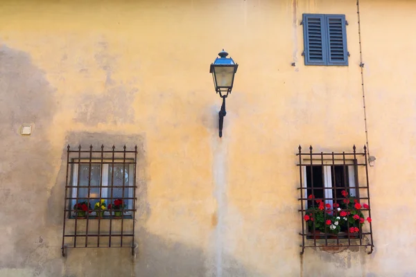 Ventanas en una casa en Italia — Foto de Stock