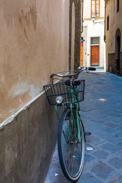 Old bicycle in an alley of Florence — Stock Photo, Image