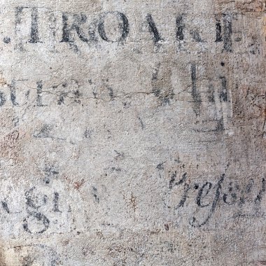 duvar doku parçaları antik yazıları ile