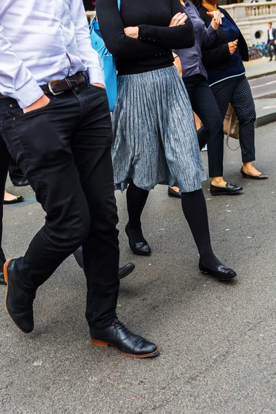 Caminando personas en la ciudad —  Fotos de Stock