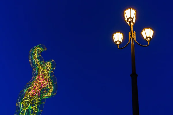 Esculturas leves em Pisa, Itália, à noite — Fotografia de Stock