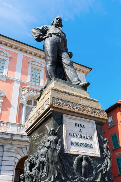 Статуя Козимо I на Рыцарской площади, Пиза, Италия — стоковое фото