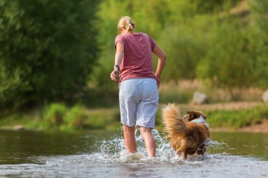 kadın köpeğini su ile çalış