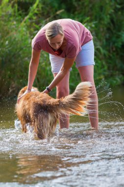 Nehirde bir köpekle kadın çalış