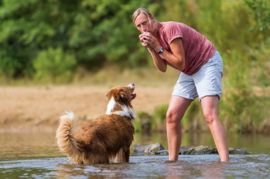 Nehirde bir köpekle kadın çalış